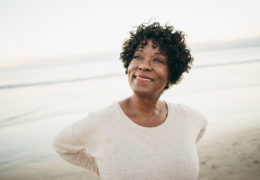 Bien dans ma tête, une femme souriant au bord de la mer