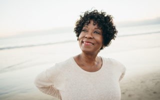 Bien dans ma tête, une femme souriant au bord de la mer