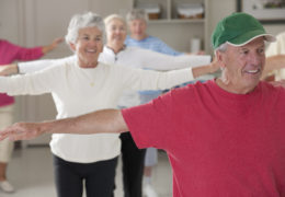 Bien dans mon corps, groupe de retraités faisant des exercices d'équilibre