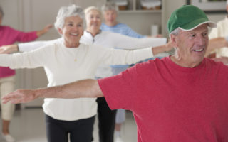 Bien dans mon corps, groupe de retraités faisant des exercices d'équilibre