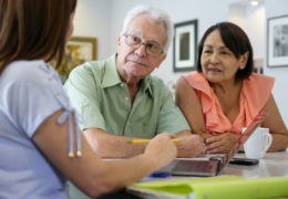 Bien avec mes droits et le numérique, couple de retraité qui est en rendez-vous avec une conseillère