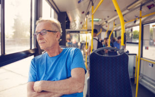 Bien dans mon environnement, un homme prenant le bus