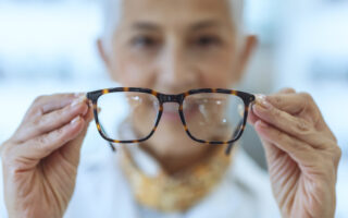 Bien être, bien vieillir, personne qui montre ses lunettes