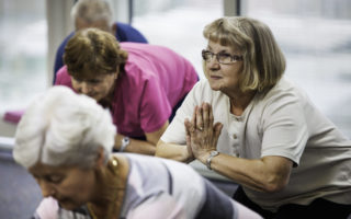 Bien-être, bien vieillir, c'est une retraitée pratiquant la sophrologie