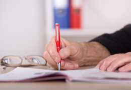 Bien avec mes droits et le numérique, mains de senior avec un stylo qui signe un document