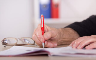 Bien avec mes droits et le numérique, mains de senior avec un stylo qui signe un document