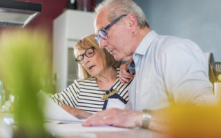 Bien avec mes droits et le numérique, couple assis à une table qui consulte des papiers