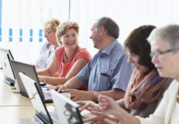 Bien avec mes droits et le numérique, groupe de personne souriante qui sont à un atelier sur le numérique